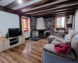 Wohnzimmer von Wohnung zum verkauf in Urnieta mit Heizung, Parkett und Ofen