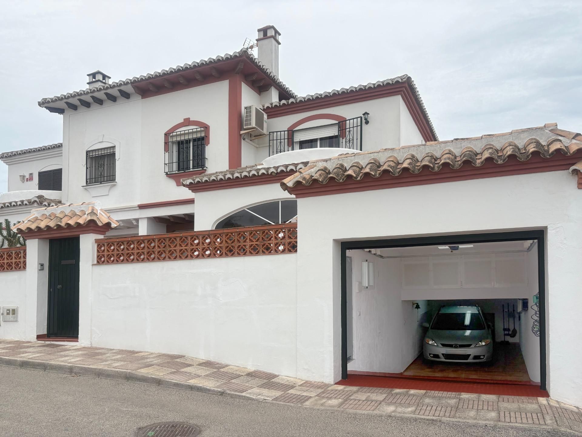 Exterior view of Single-family semi-detached for sale in Chiclana de la Frontera  with Air Conditioner, Private garden and Terrace