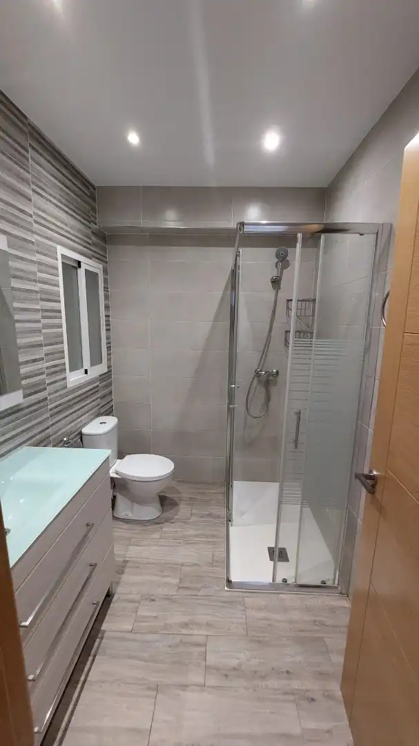 Bathroom of Flat for rent in Plasencia  with Air Conditioner, Heating and Furnished