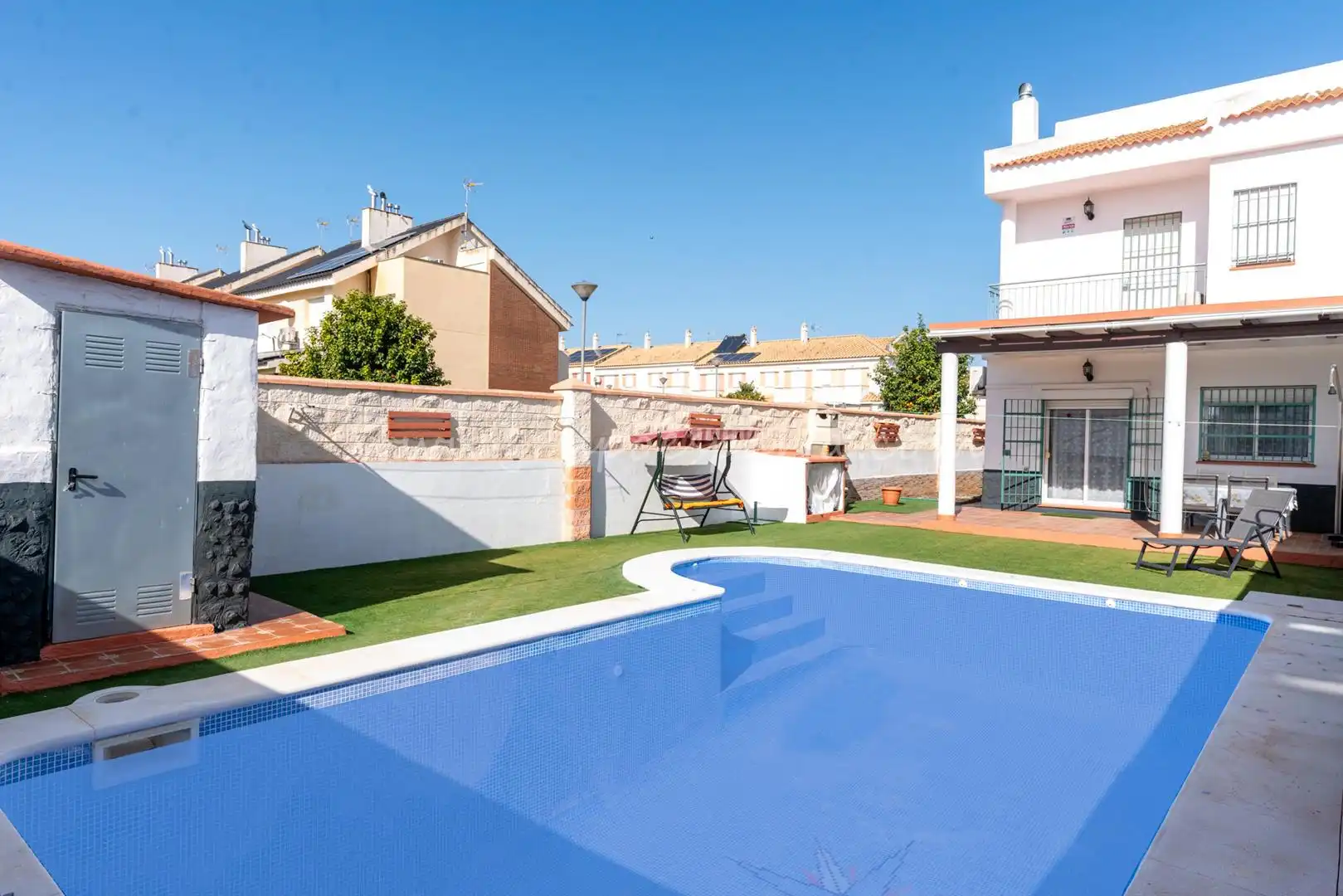 Piscina de Casa adosada en venda en Huévar del Aljarafe amb Aire condicionat, Jardí privat i Traster