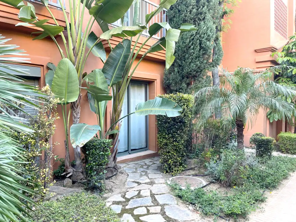 Jardí de Apartament de lloguer en Estepona amb Aire condicionat, Terrassa i Moblat