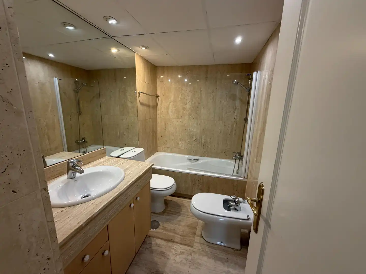 Baño de Piso de alquiler en Sevilla con Aire acondicionado, Calefacción y Parquet