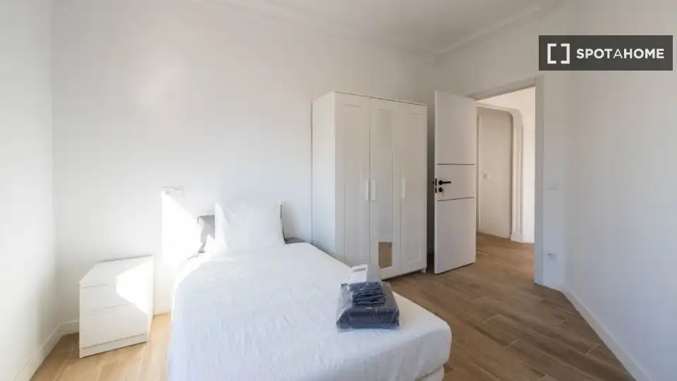 Habitación de Piso de alquiler en Badalona con Aire acondicionado, Calefacción y Amueblado