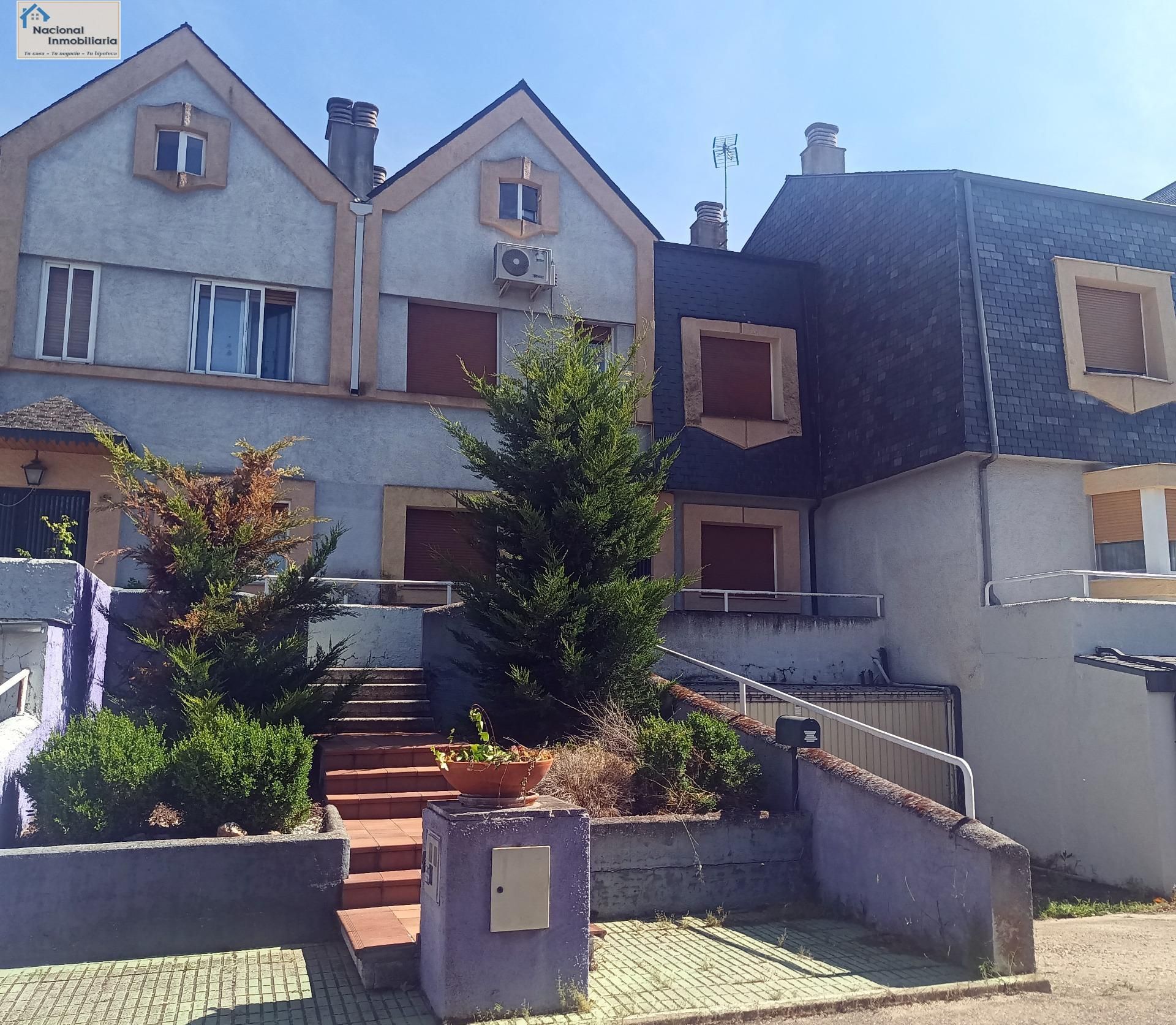 Exterior view of Single-family semi-detached for sale in Villares de la Reina  with Air Conditioner, Heating and Private garden