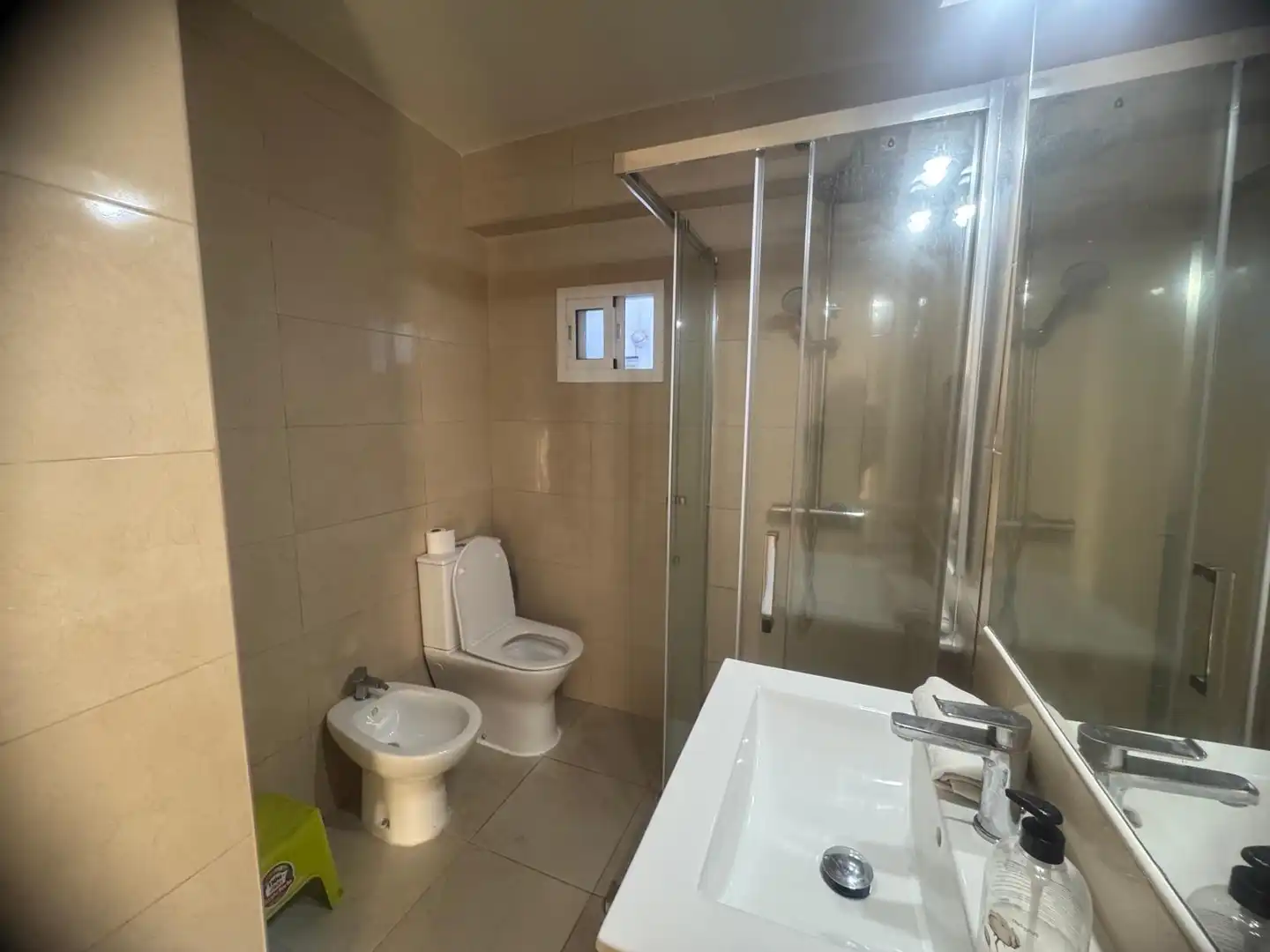 Baño de Piso para compartir en Marbella con Aire acondicionado, Terraza y Amueblado
