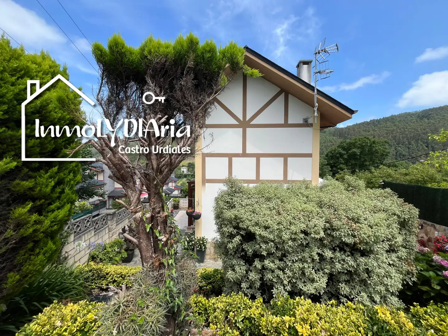 Vista exterior de Casa o xalet en venda en Castro-Urdiales amb Aire condicionat, Calefacció i Jardí privat