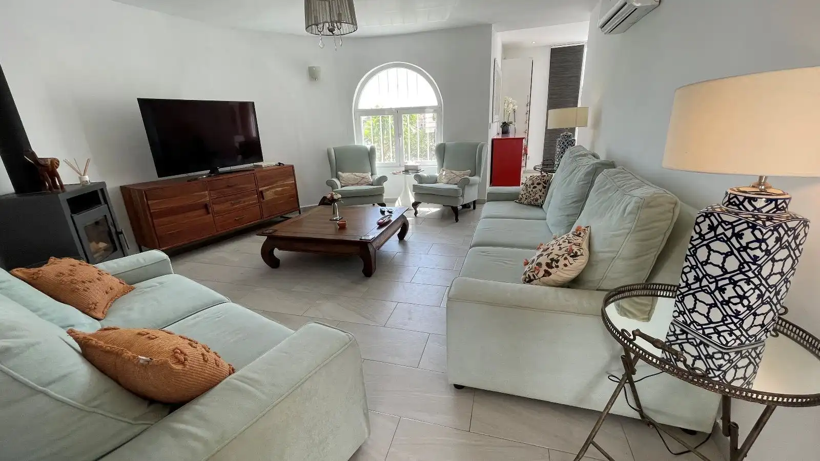 Sala de estar de Casa o chalet de alquiler en Estepona con Aire acondicionado, Terraza y Piscina