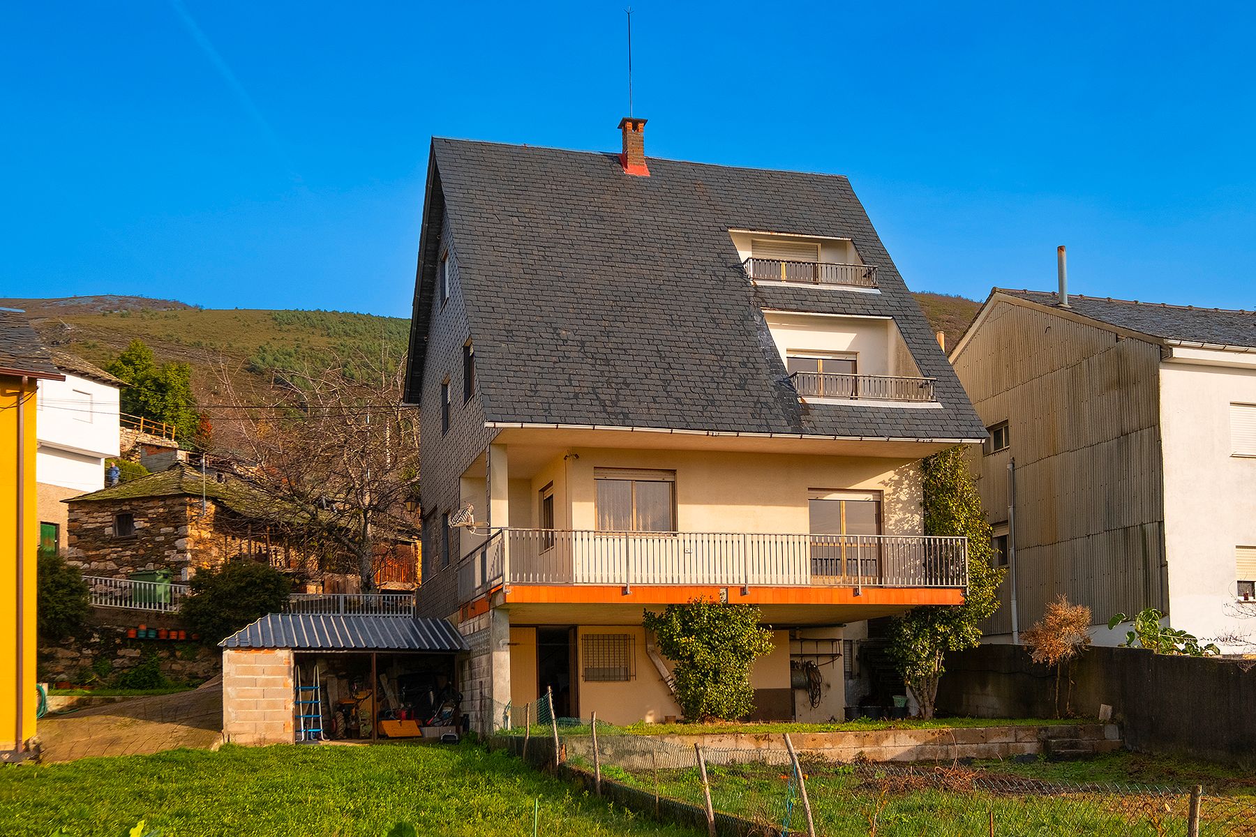 Vista exterior de Casa o xalet en venda en Palacios del Sil amb Moblat