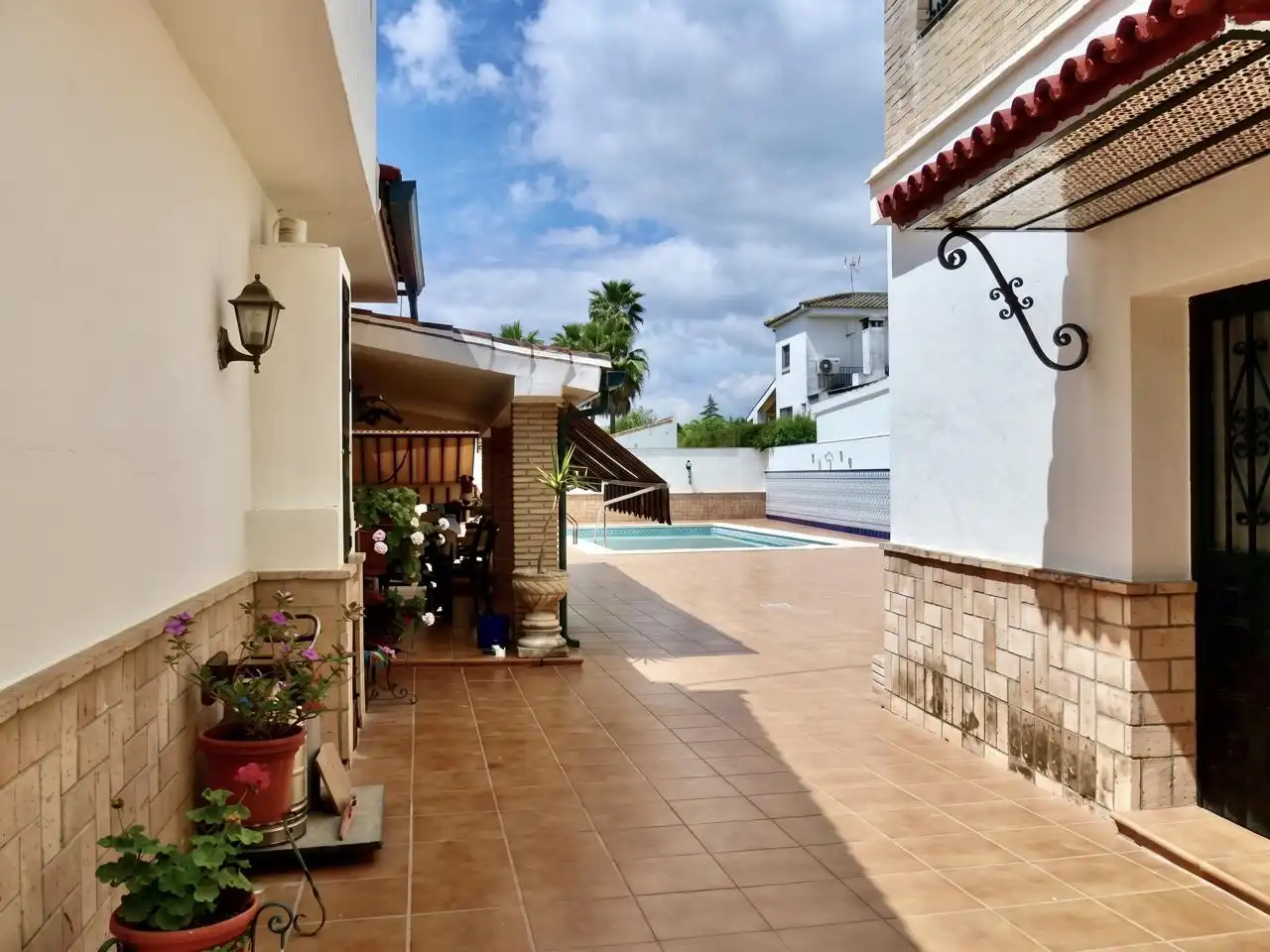 Vista exterior de Casa o xalet en venda en Espartinas amb Aire condicionat, Jardí privat i Terrassa