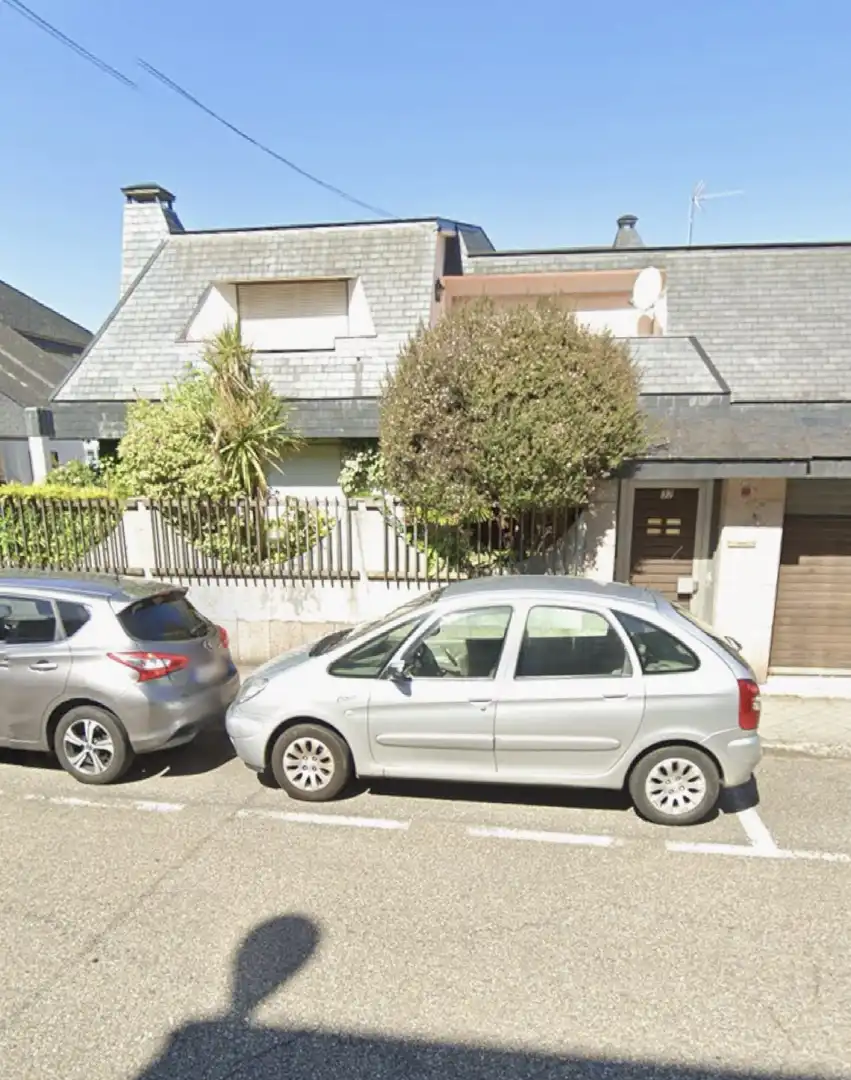 Aparcament de Casa o xalet en venda en Vigo  amb Calefacció, Jardí privat i Parquet