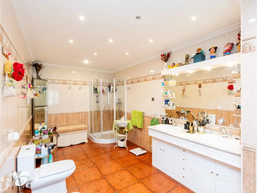 Baño de Casa o chalet en venta en Espinoso del Rey con Terraza, Piscina y Amueblado
