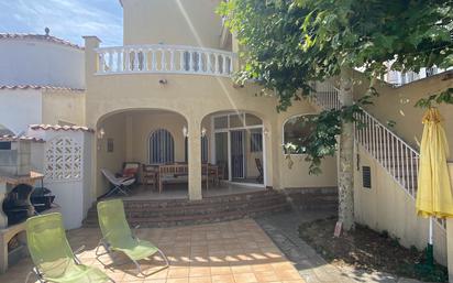 Vista exterior de Casa o xalet en venda en Empuriabrava amb Terrassa, Piscina i Balcó