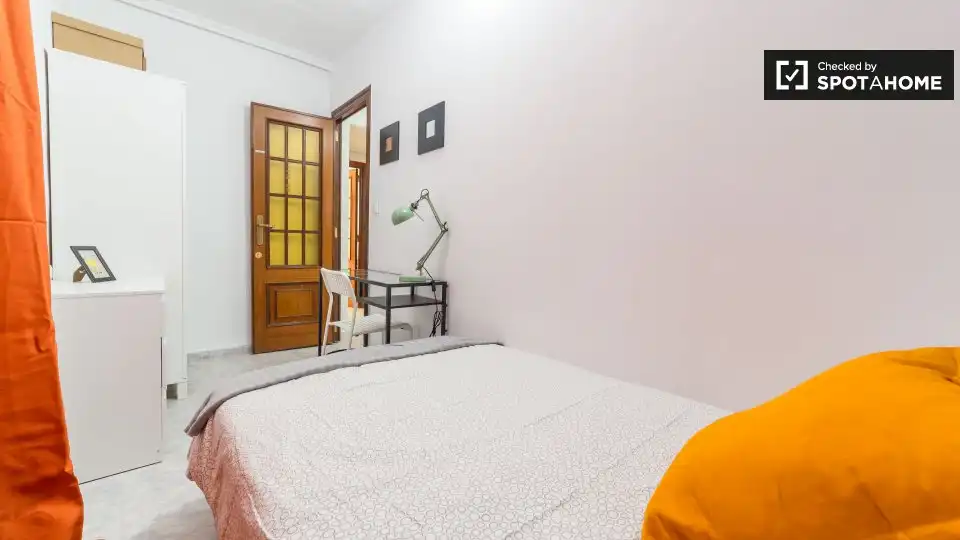 Schlafzimmer von Wohnung zur untervermieten in Valencia mit Klimaanlage, Heizung und Möbliert