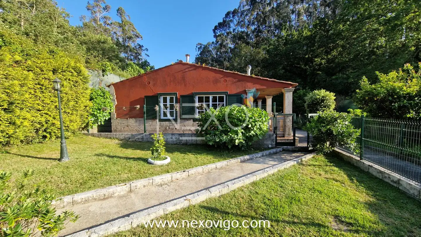Vista exterior de Casa o chalet en venta en Cangas  con Calefacción, Jardín privado y Piscina