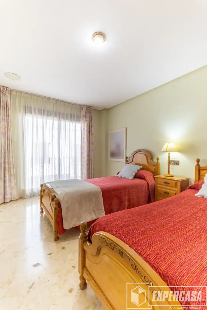 Dormitori de Casa o xalet en venda en Alaquàs amb Aire condicionat, Terrassa i Piscina