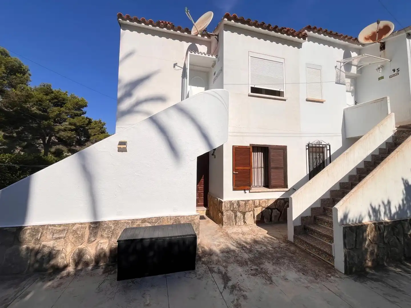 Vista exterior de Casa adosada en venda en Dénia amb Jardí privat, Terrassa i Piscina comunitària