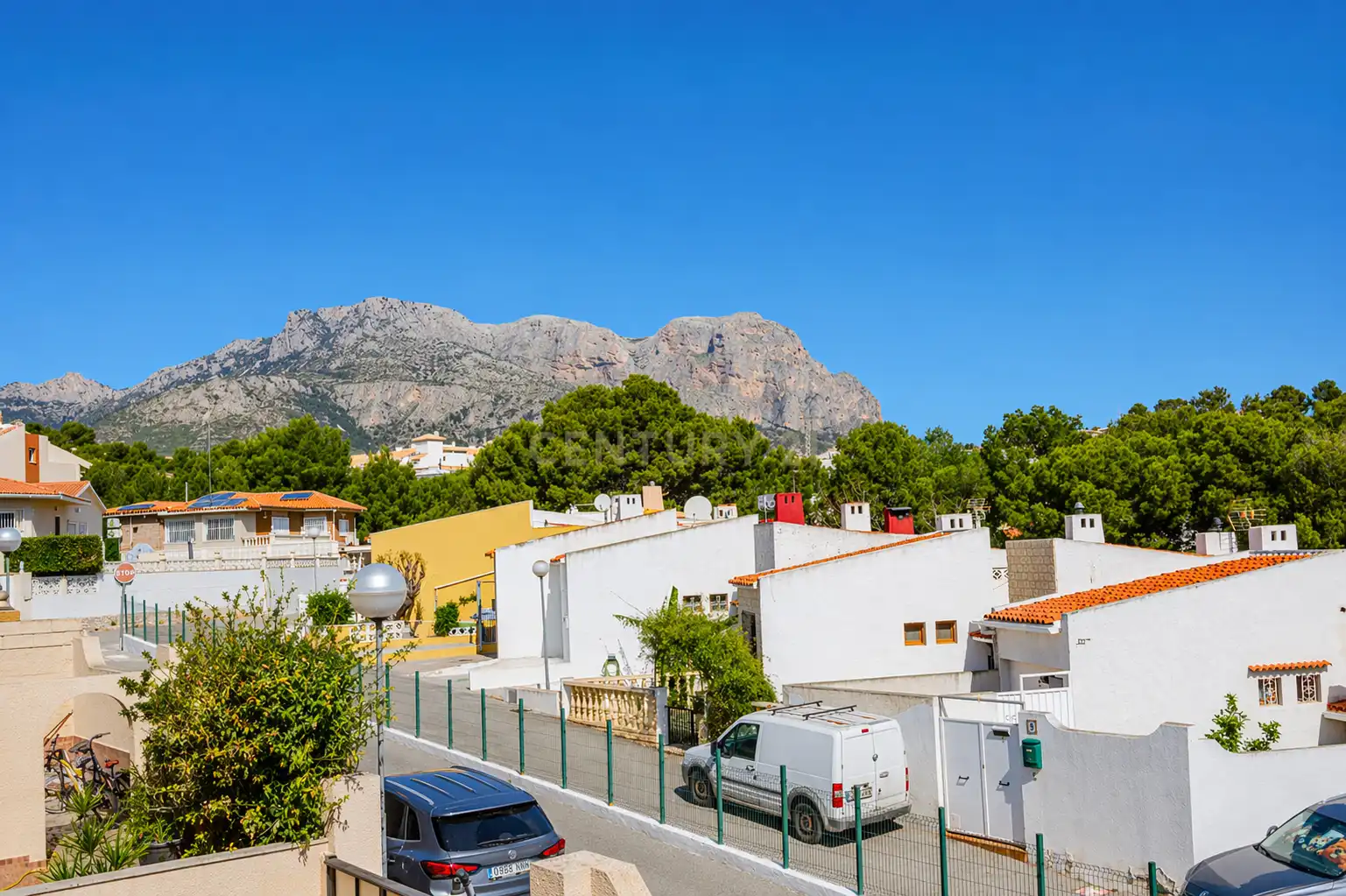 Vista exterior de Casa adosada en venta en La Nucia con Aire acondicionado, Trastero y Piscina