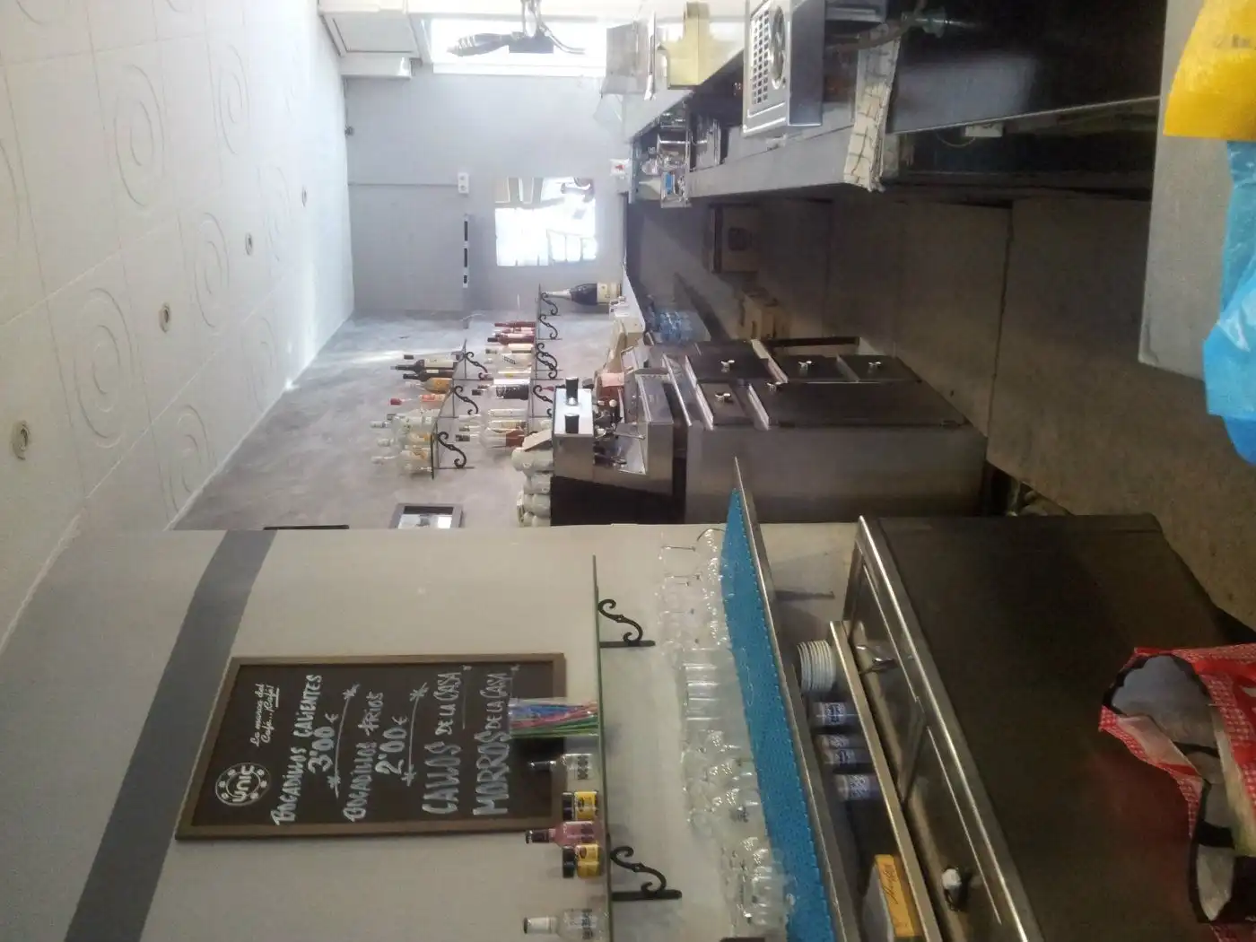Cuina de Local de lloguer en Badalona amb Aire condicionat i Moblat