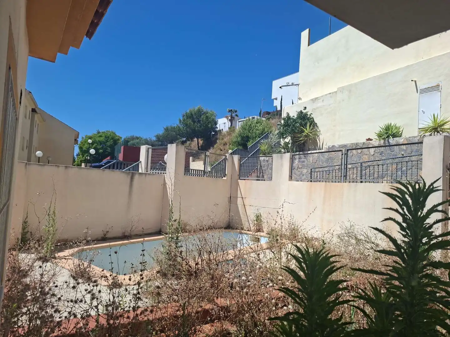 Vista exterior de Casa adosada en venda en Benalmádena amb Aire condicionat, Terrassa i Traster
