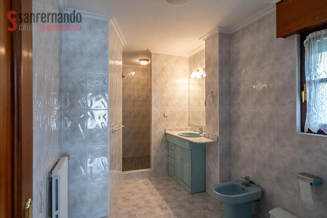 Baño de Casa o chalet en venta en Penagos con Calefacción, Jardín privado y Parquet