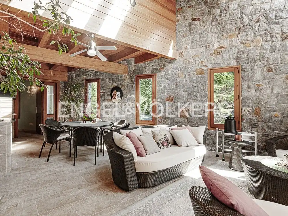 Terrasse von Country house zum Verkauf in Seva mit Klimaanlage, Heizung und Privatgarten