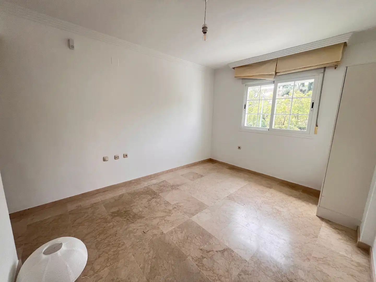 Schlafzimmer von Dachboden zur Miete in Marbella mit Klimaanlage, Terrasse und Abstellraum