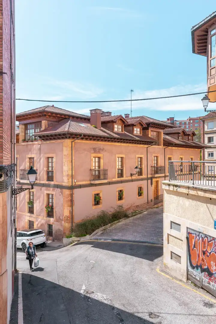 Vista exterior de Pis en venda en Oviedo  amb Calefacció, Moblat i Balcó