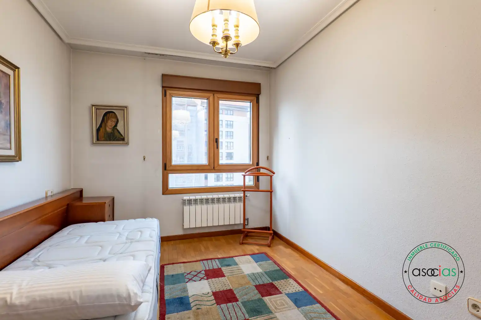 Dormitori de Pis en venda en Oviedo  amb Calefacció, Parquet i Terrassa