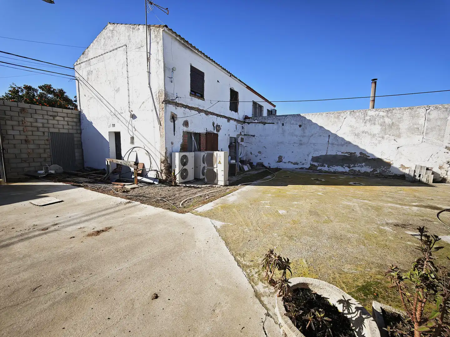 Vista exterior de Casa o xalet en venda en Utrera amb Aire condicionat, Jardí privat i Terrassa