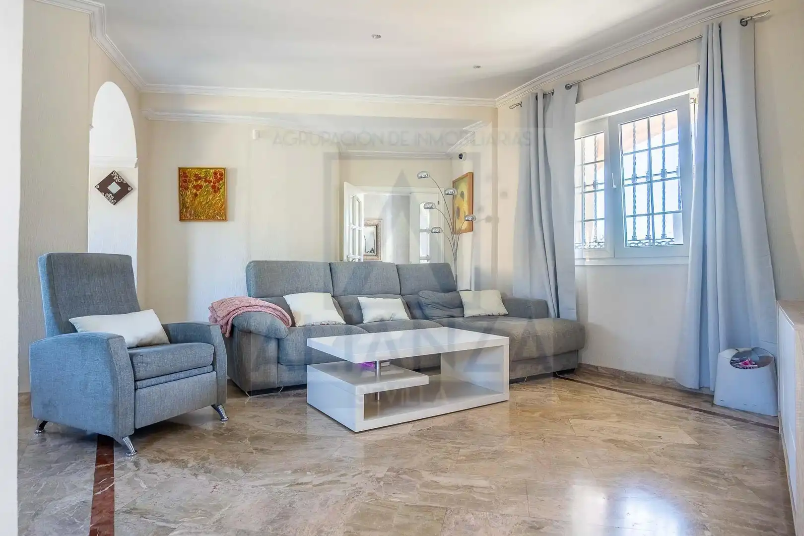Living room of Houses for sale in Valencina de la Concepción  with Air Conditioner, Private garden and Community pool