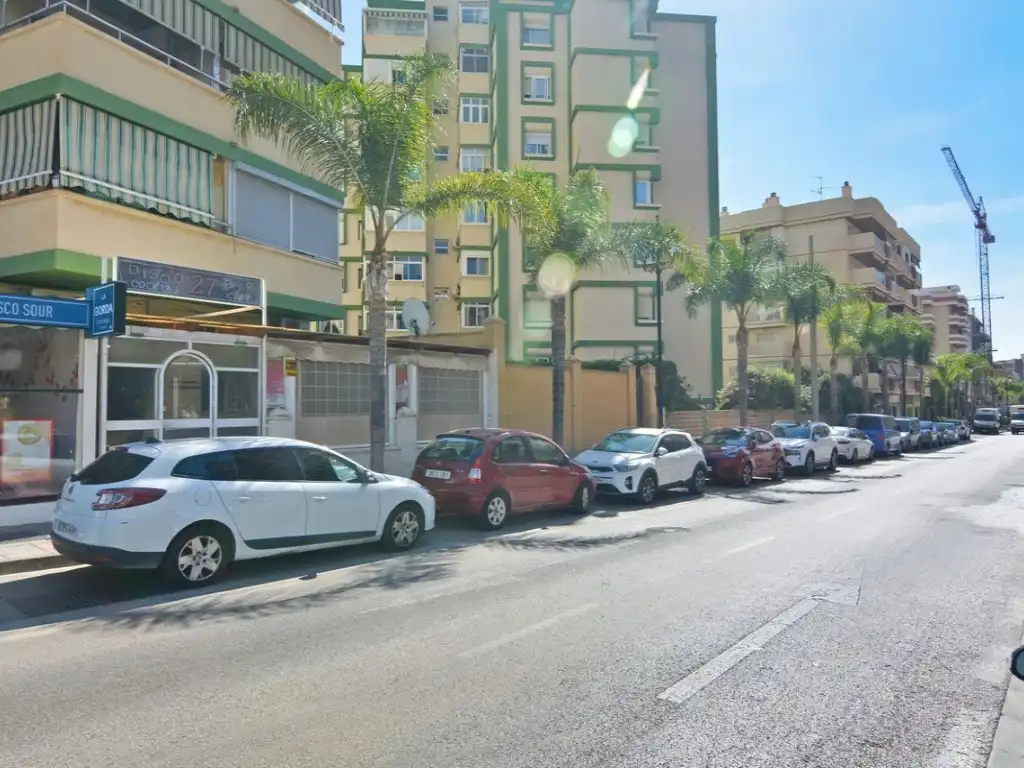 Vista exterior de Local en venda en Fuengirola amb Aire condicionat