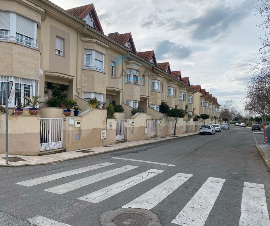 Vista exterior de Casa adosada en venda en Navalmoral de la Mata amb Aire condicionat, Calefacció i Terrassa