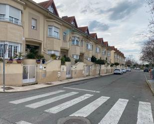 Vista exterior de Casa adosada en venda en Navalmoral de la Mata amb Aire condicionat, Calefacció i Terrassa