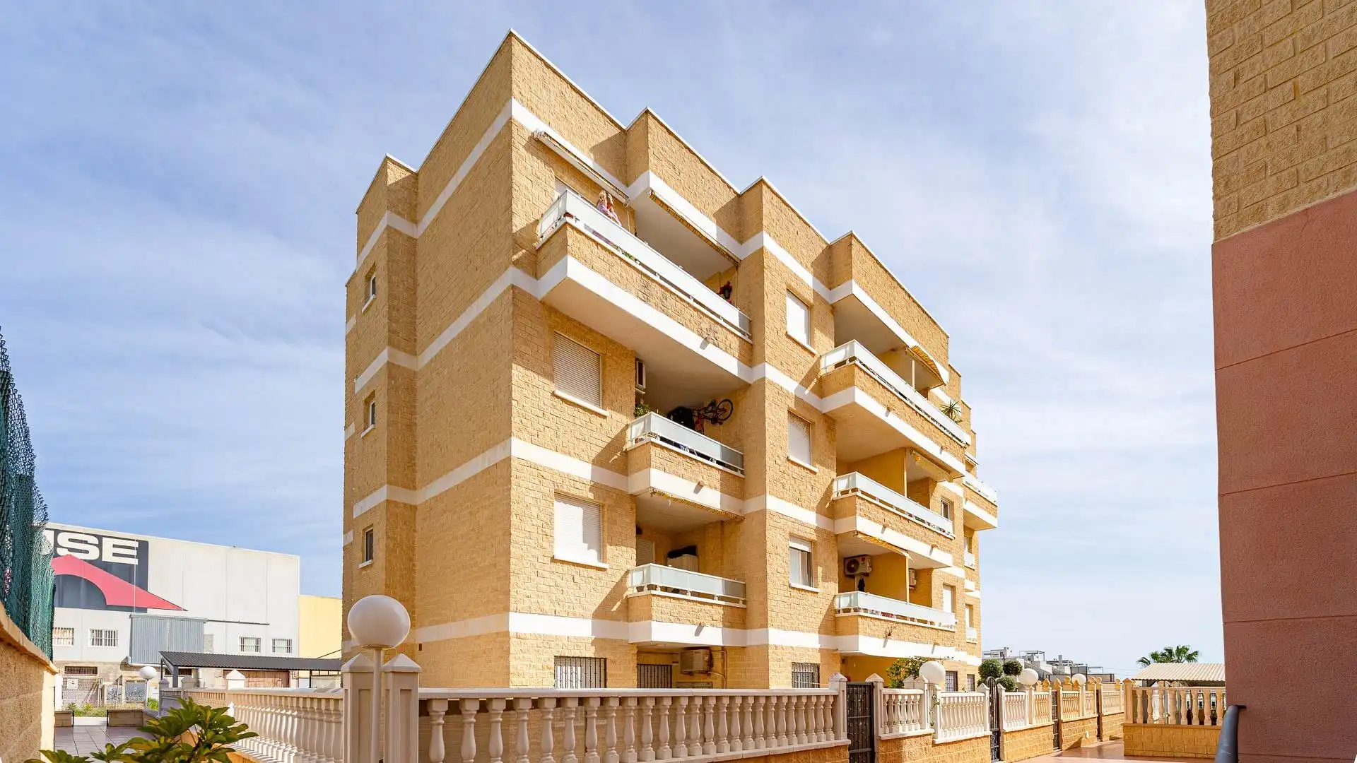 Vista exterior de Planta baja en venta en Torrevieja con Jardín privado, Terraza y Trastero