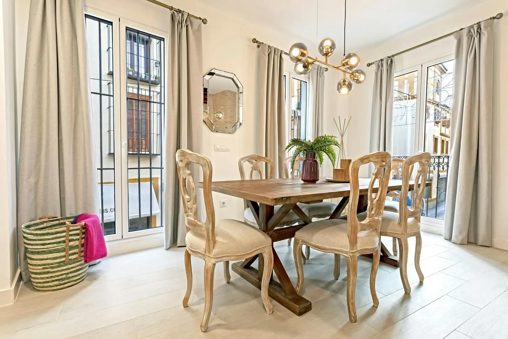 Comedor de Piso de alquiler en Sevilla con Aire acondicionado, Calefacción y Lavadora