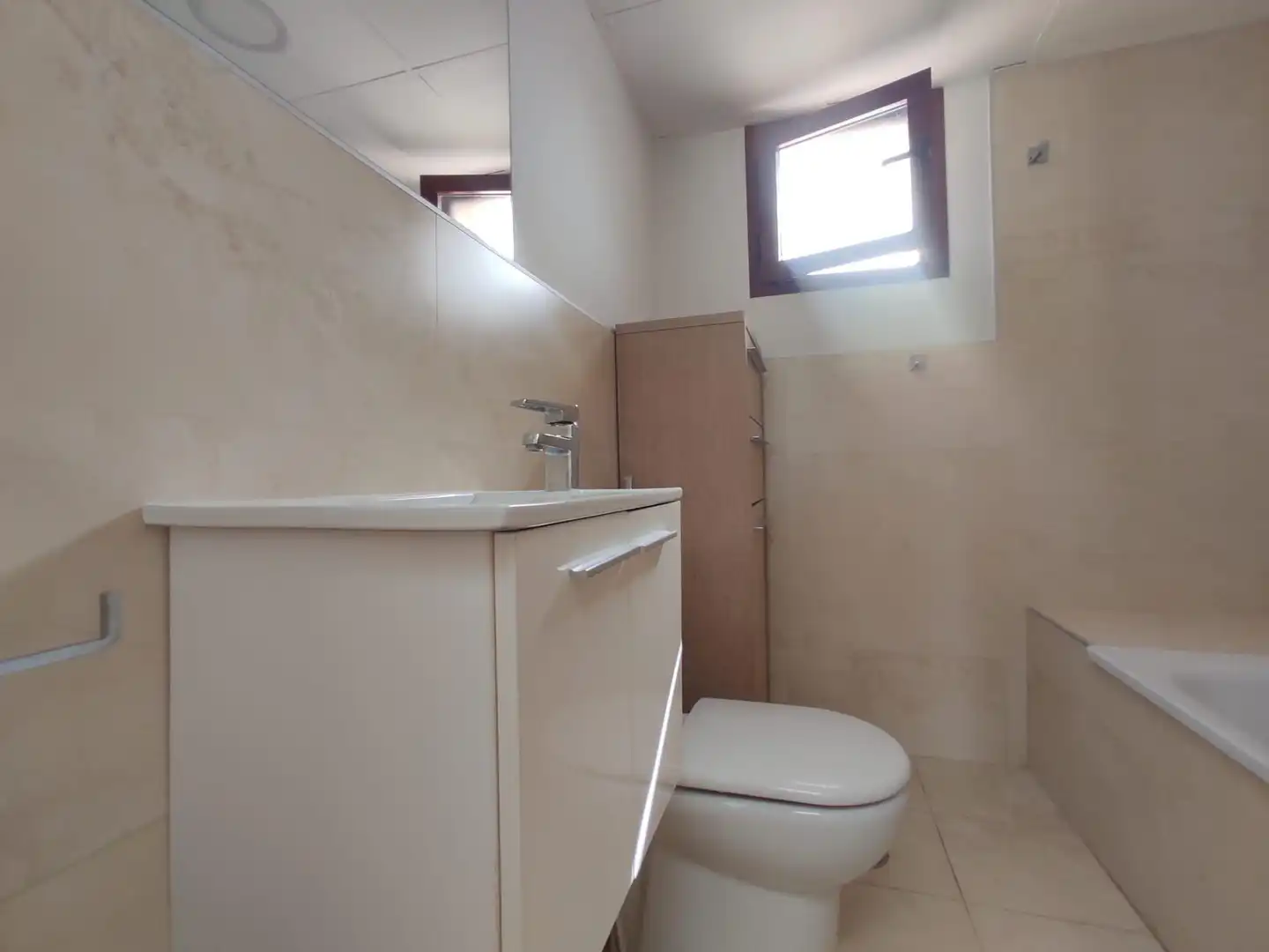 Baño de Casa o chalet de alquiler en Montequinto con Aire acondicionado, Calefacción y Jardín privado