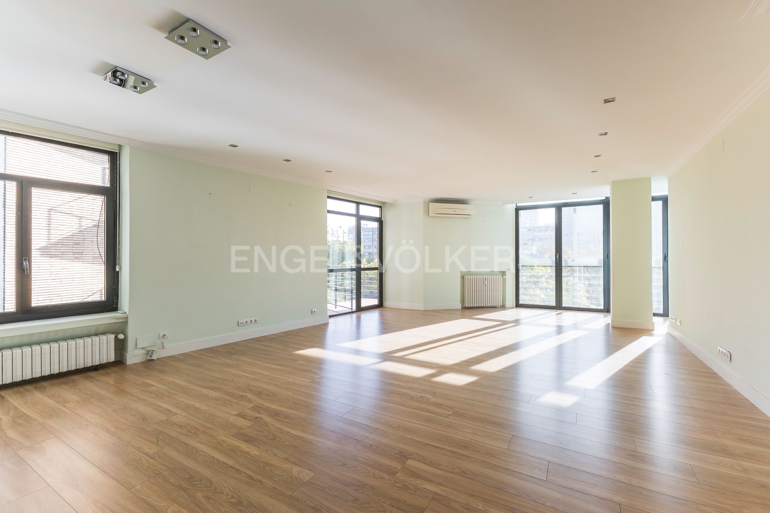 Sala d'estar de Apartament en venda en  Madrid Capital amb Aire condicionat, Calefacció i Terrassa