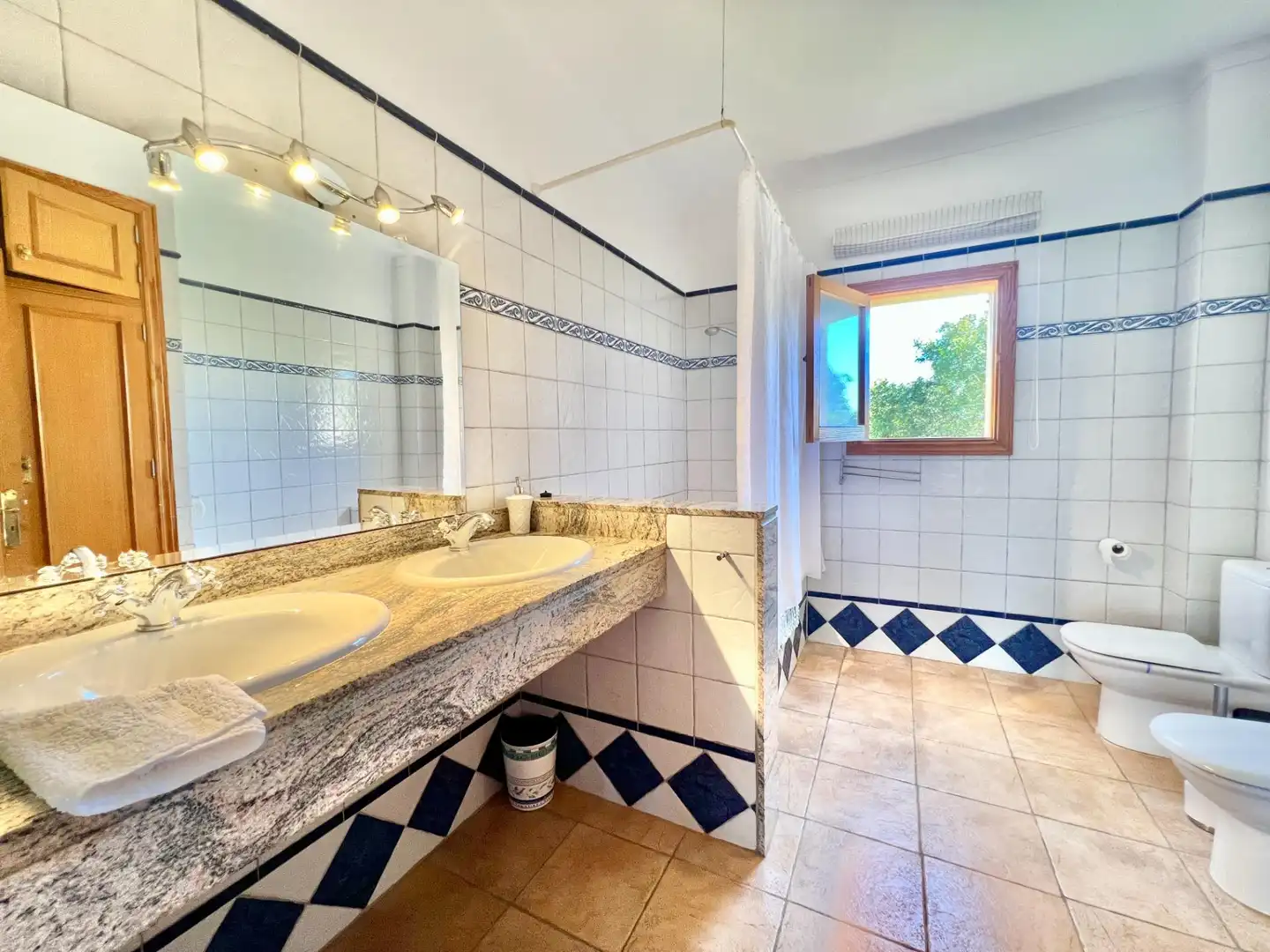 Baño de Finca rústica de alquiler en Campos con Aire acondicionado, Calefacción y Jardín privado