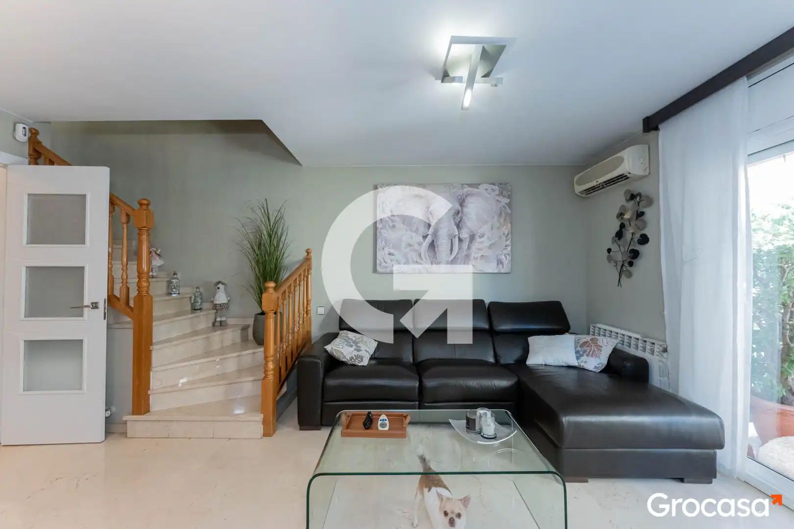 Sala d'estar de Casa adosada en venda en Cornellà de Llobregat amb Aire condicionat, Calefacció i Terrassa