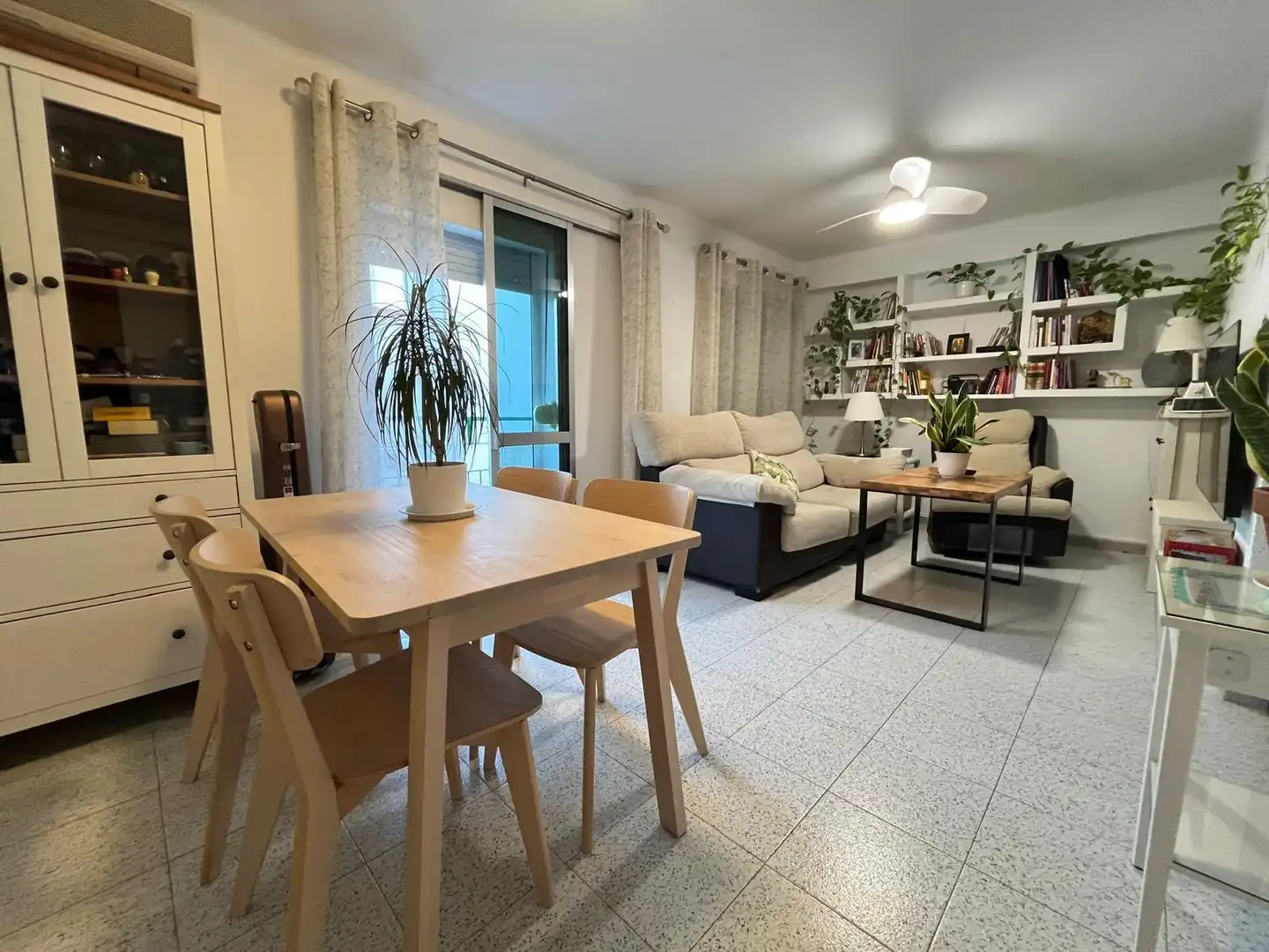 Living room of Flat for sale in Sevilla  with Air Conditioner, Furnished and Balcony