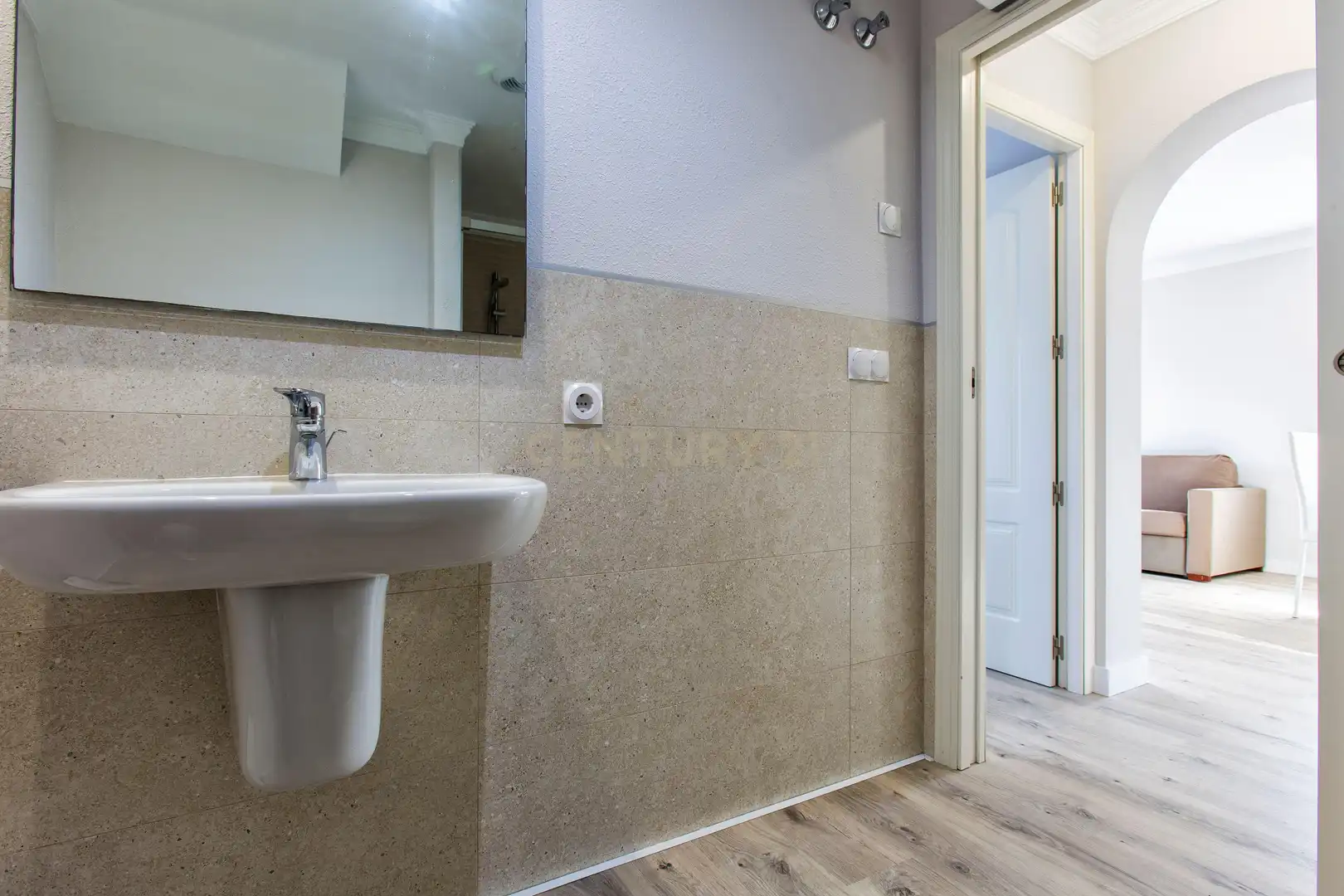 Badezimmer von Einfamilien-Reihenhaus zum Verkauf in Oliva mit Klimaanlage, Privatgarten und Ofen