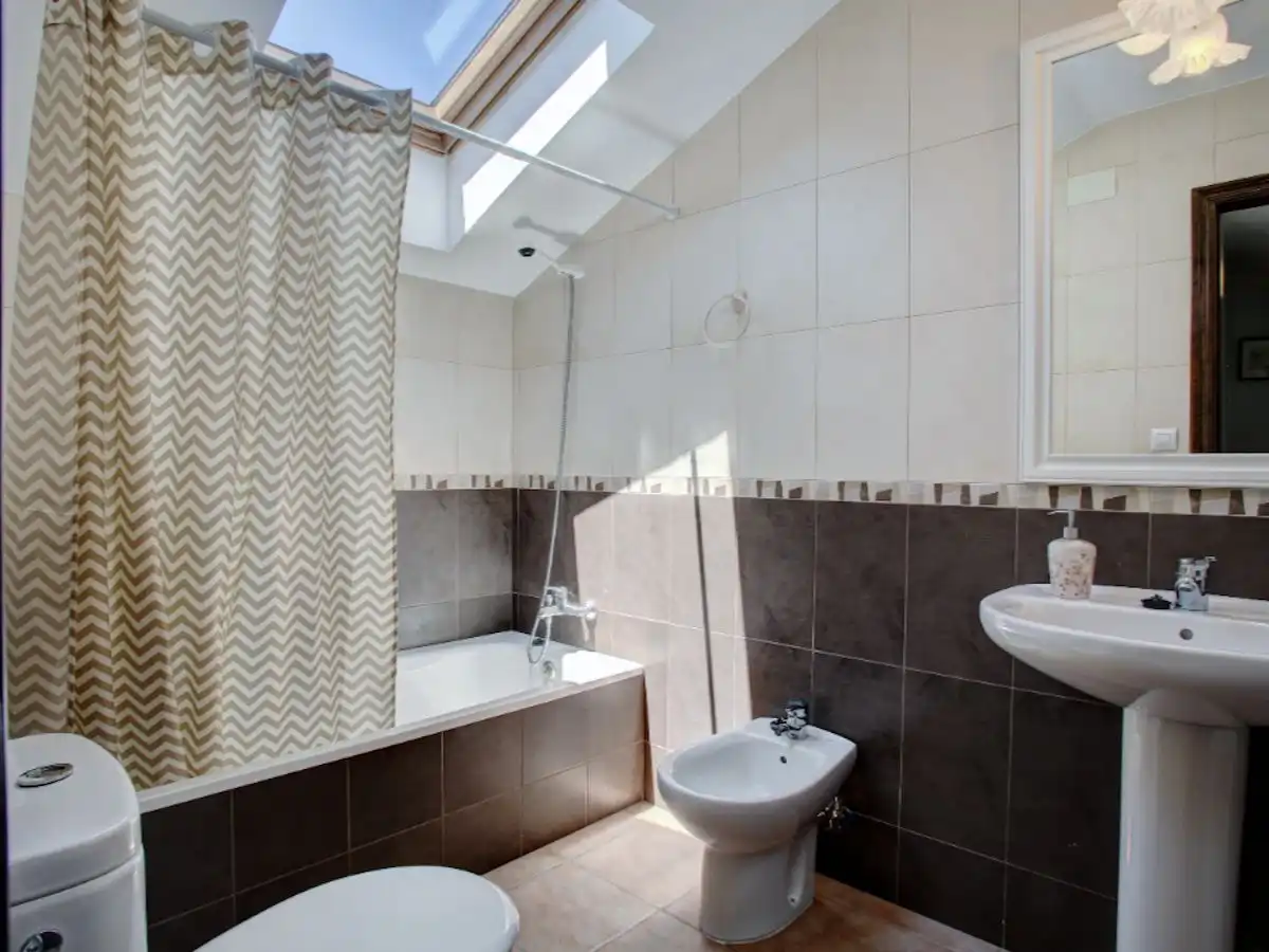 Badezimmer von Maisonette zur Miete in Benaocaz mit Klimaanlage, Heizung und Parkett