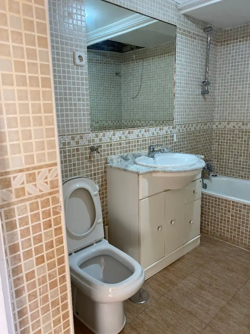 Baño de Apartamento en venta en Madrid con Aire acondicionado, Horno y Lavadora