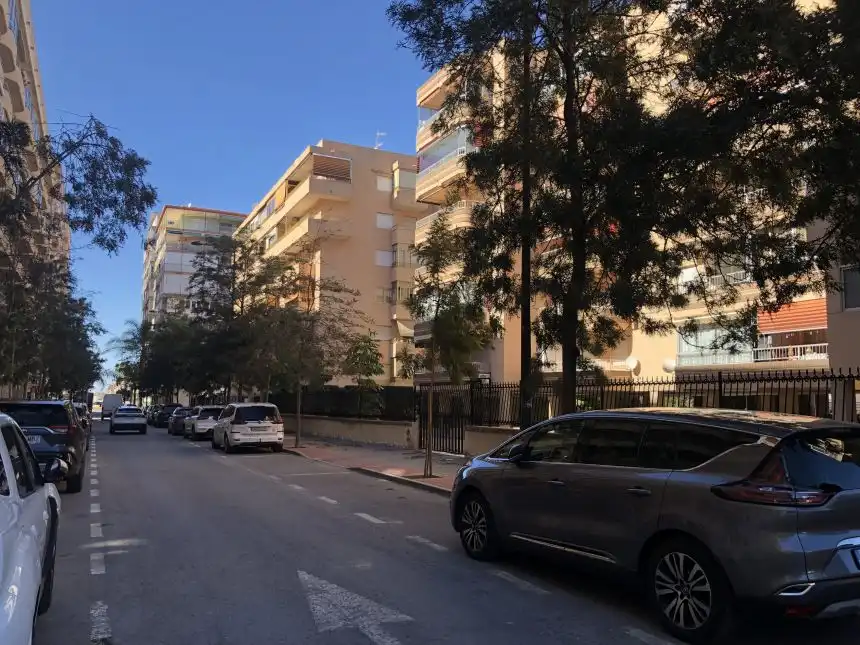 Außenansicht von Wohnungen zur Miete in Santa Pola mit Privatgarten, Terrasse und Möbliert