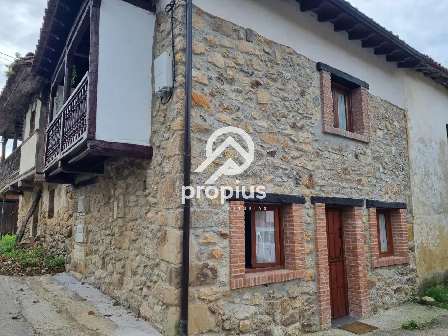 Außenansicht von Einfamilien-Reihenhaus zum Verkauf in Cangas de Onís mit Heizung und Terrasse