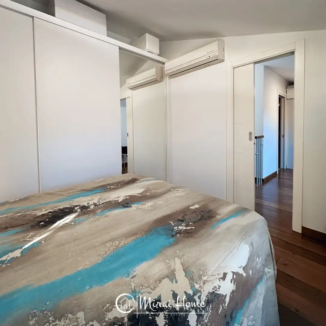 Dormitori de Dúplex en venda en Santa Coloma de Gramenet amb Aire condicionat, Calefacció i Parquet