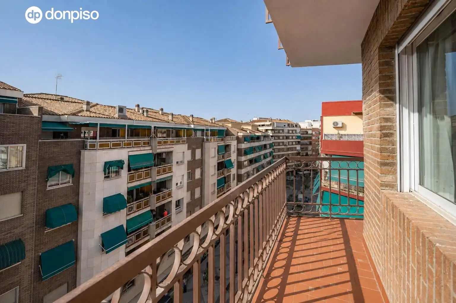 Piso con terraza en venta en Calle EMPERATRIZ EUGENIA 6, imagen 2