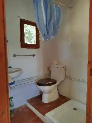 Bany de Finca rústica en venda en Alpujarra de la Sierra amb Calefacció, Jardí privat i Moblat