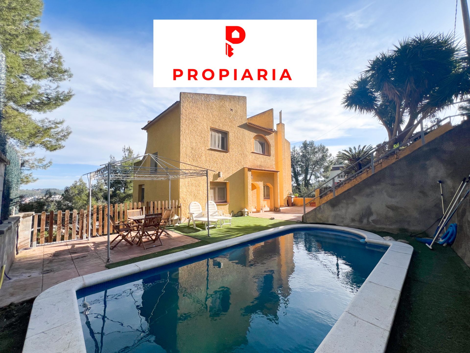 Vista exterior de Casa o xalet en venda en Vallirana amb Aire condicionat, Calefacció i Jardí privat