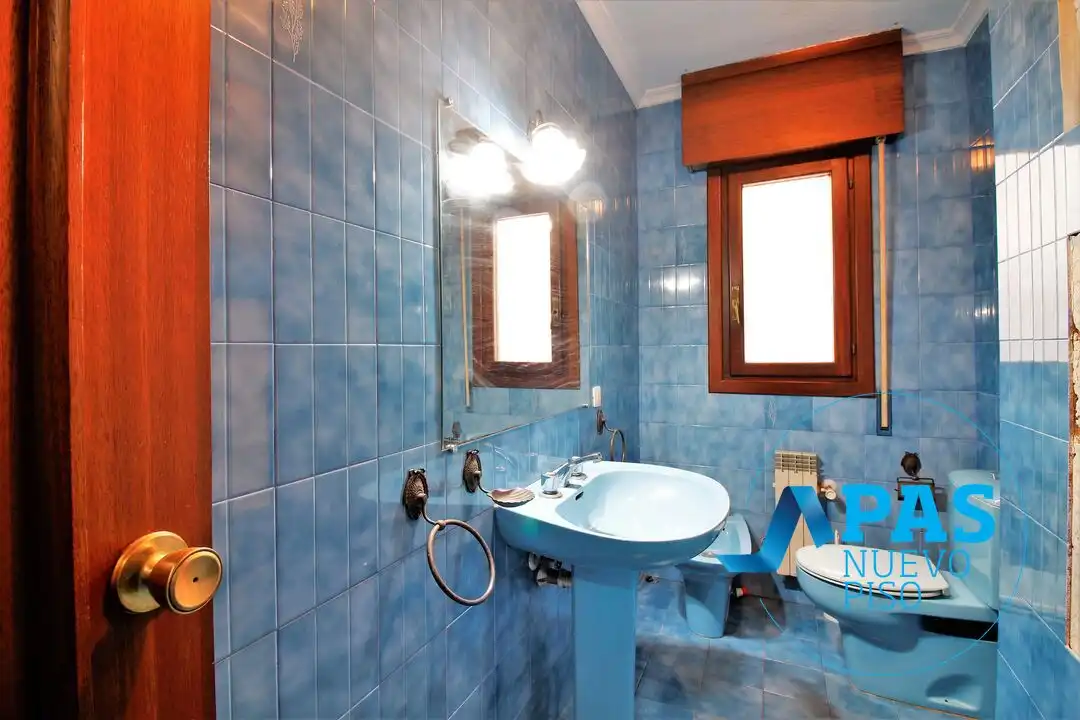 Badezimmer von Wohnung zum Verkauf in Santander mit Heizung